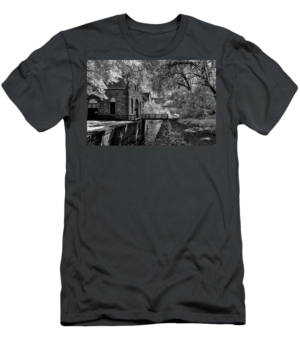  T-Shirt featuring the photograph Summer in the South by John Roach