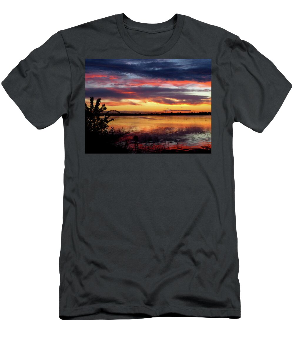 Sunsets T-Shirt featuring the photograph Sunset on the Delaware No. Four by Linda Stern