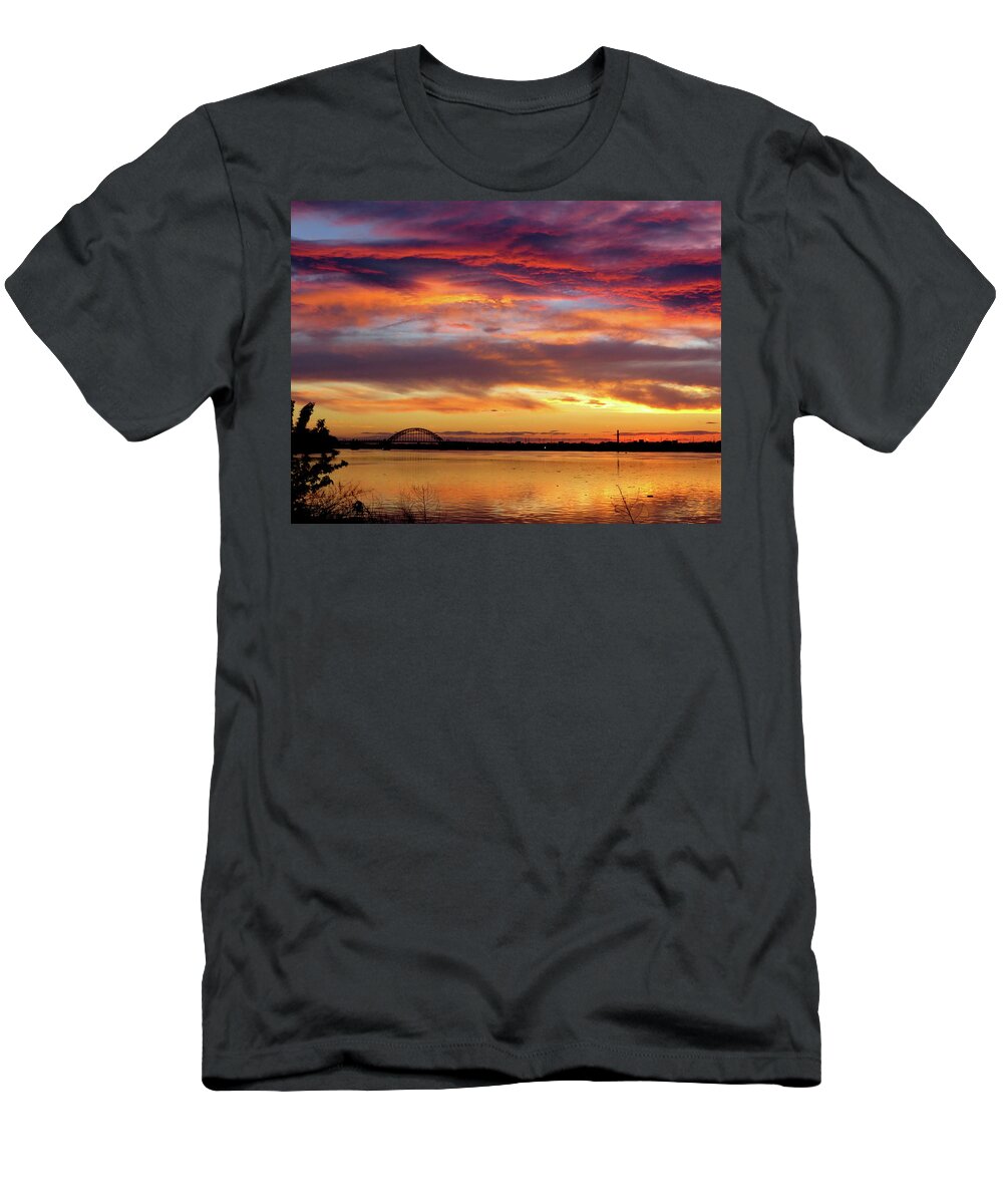 Sunsets T-Shirt featuring the photograph Sunset on the Delaware No. Two by Linda Stern