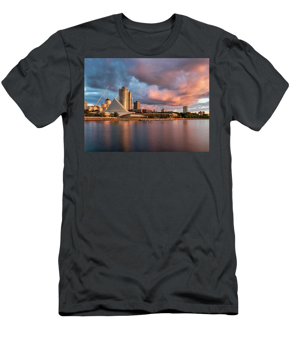 Milwaukee Art Museum T-Shirt featuring the photograph First Light by Kristine Hinrichs