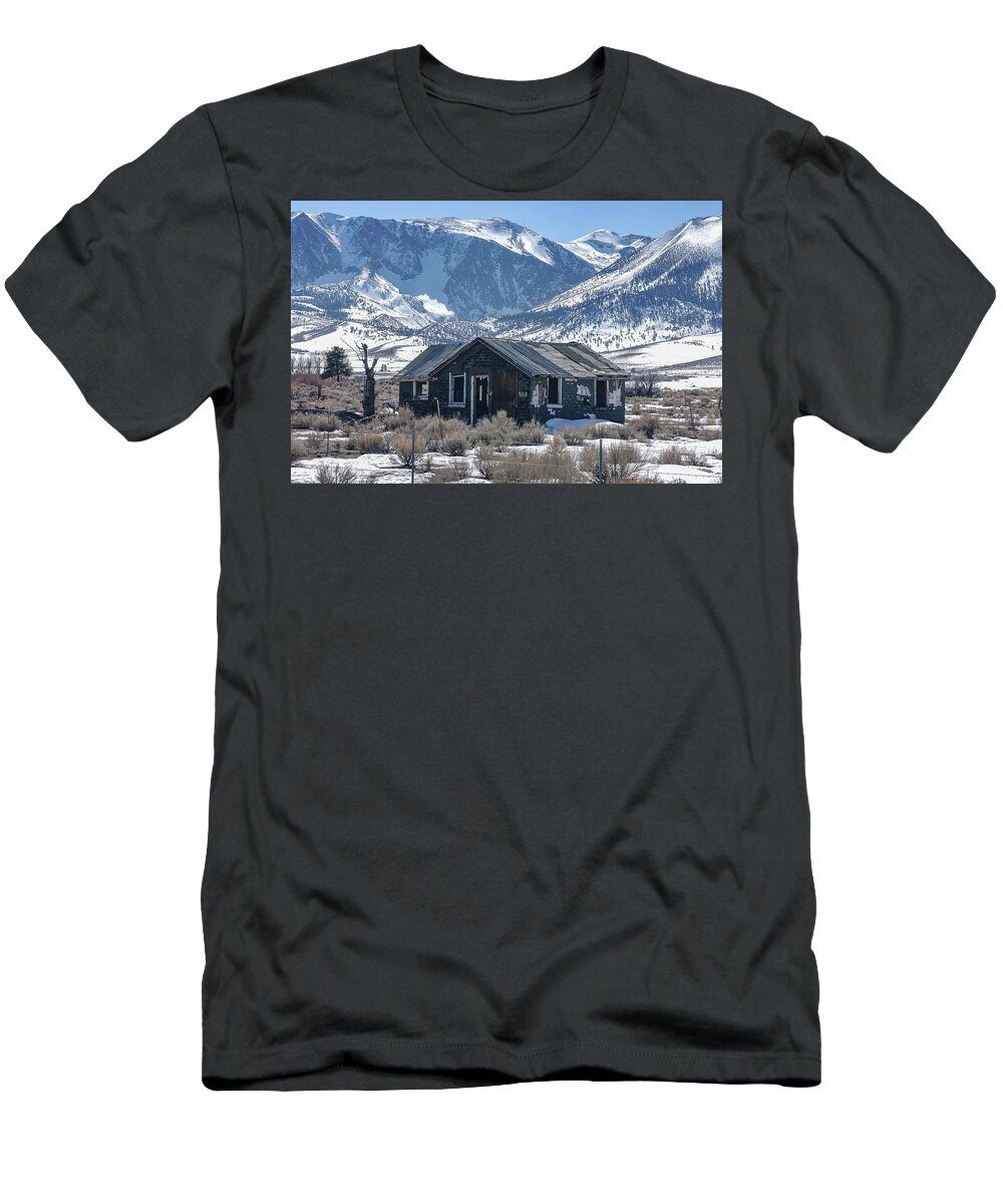 Abandoned T-Shirt featuring the photograph Hwy. 395 Vintage Lodging - Lee Vining, California by Bonnie Colgan