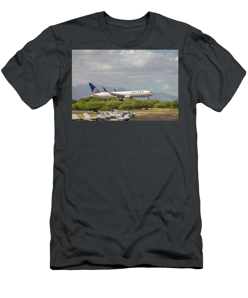 Reid Callaway United Airlines N643ua Landing Images T-Shirt featuring the photograph N643UA United Airlines Boeing 767 Landing Honolulu International Airport Oahu Hawaii Art by Reid Callaway