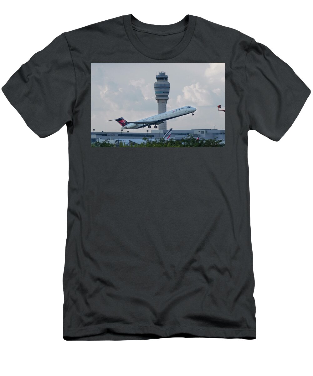 Reid Callaway Delta Air Lines Airplane N901de T-Shirt featuring the photograph N901DE Delta Air Lines MD-88 Departing Hartsfield-Jackson Atlanta International Airport Art by Reid Callaway