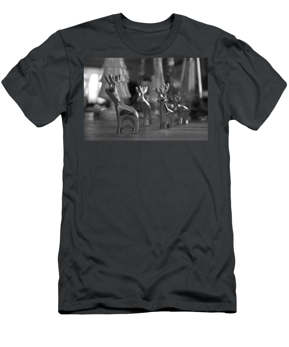 Richard Reeve T-Shirt featuring the photograph Waiting for Santa by Richard Reeve