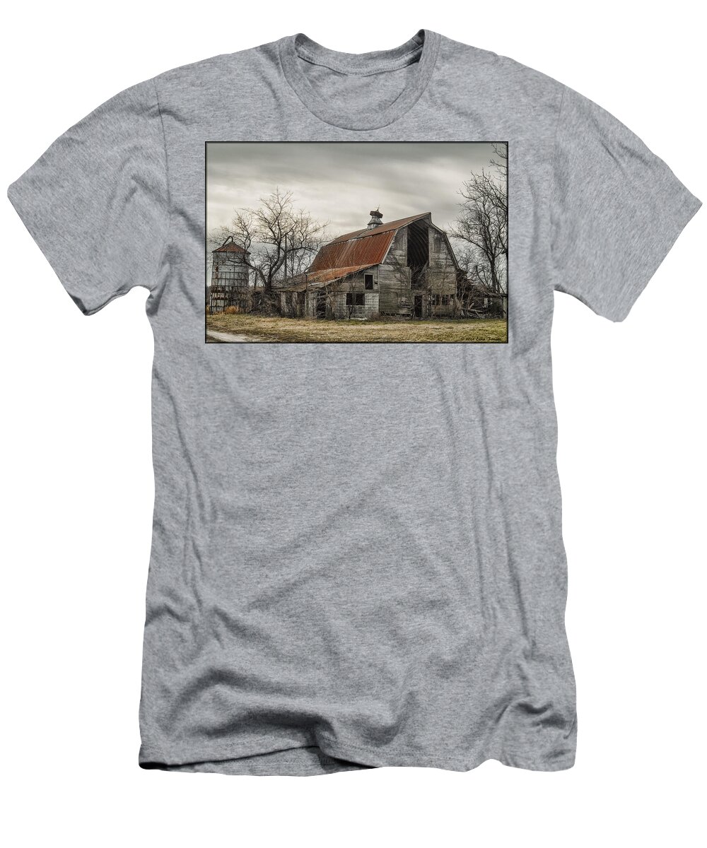 Old Barn T-Shirt featuring the photograph Along a Delaware Backroad by Erika Fawcett