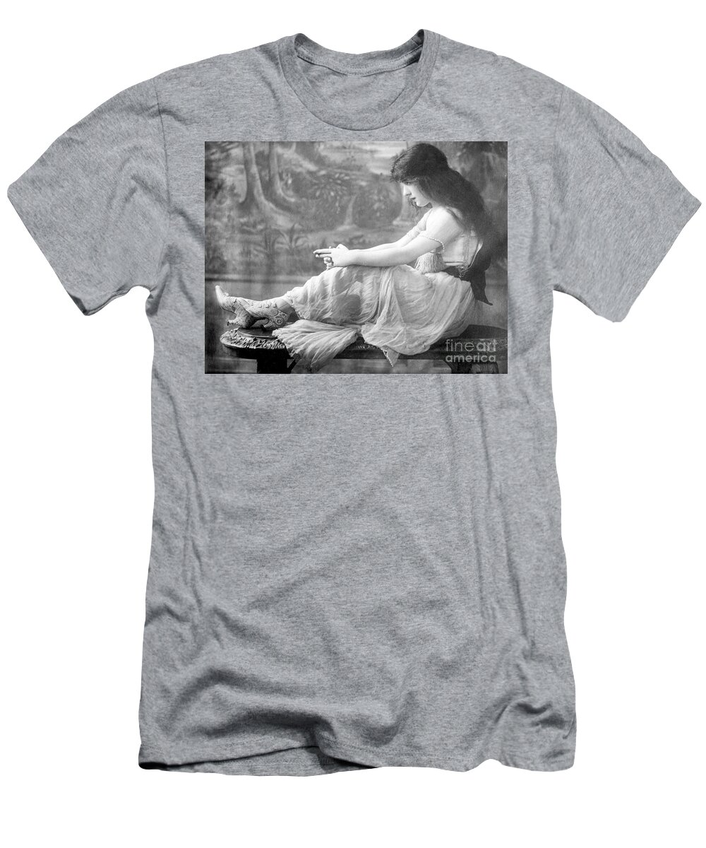 Entertainment T-Shirt featuring the photograph Evelyn Nesbit, American Model by Science Source