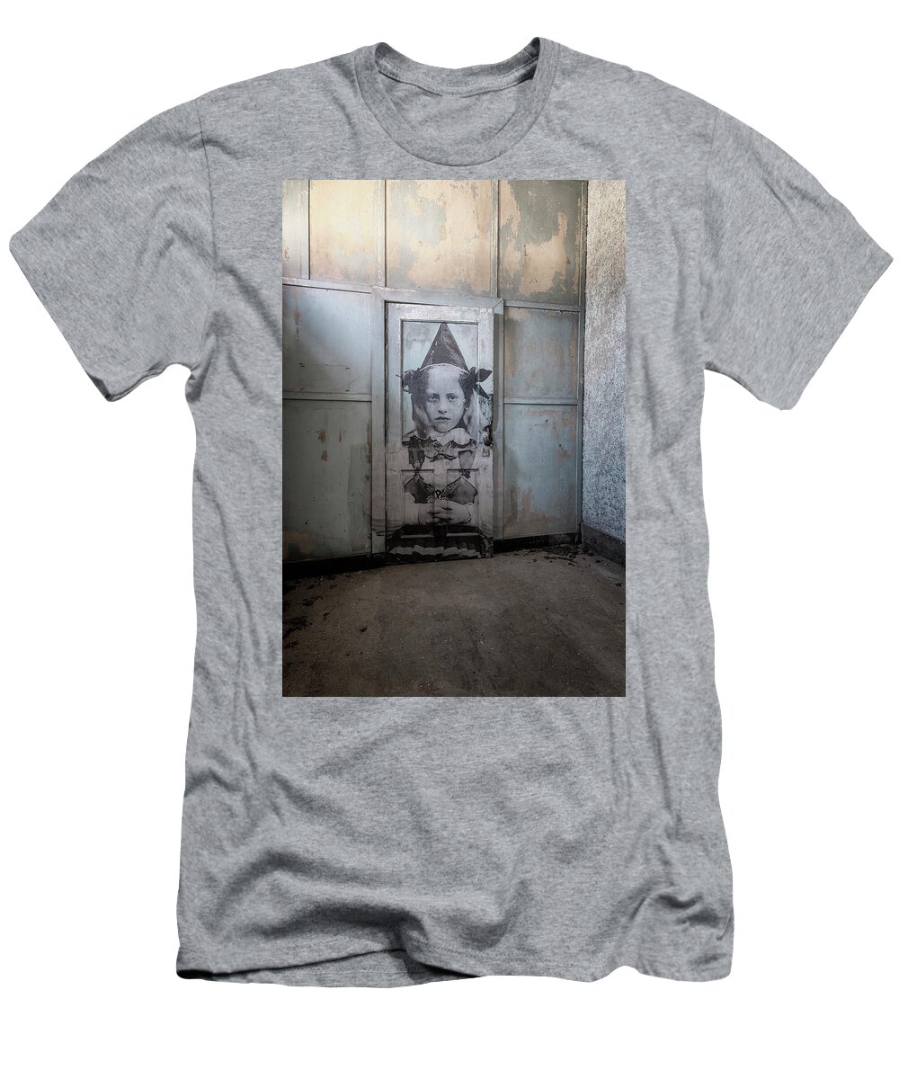 Jersey City New Jersey T-Shirt featuring the photograph JR On The Door by Tom Singleton