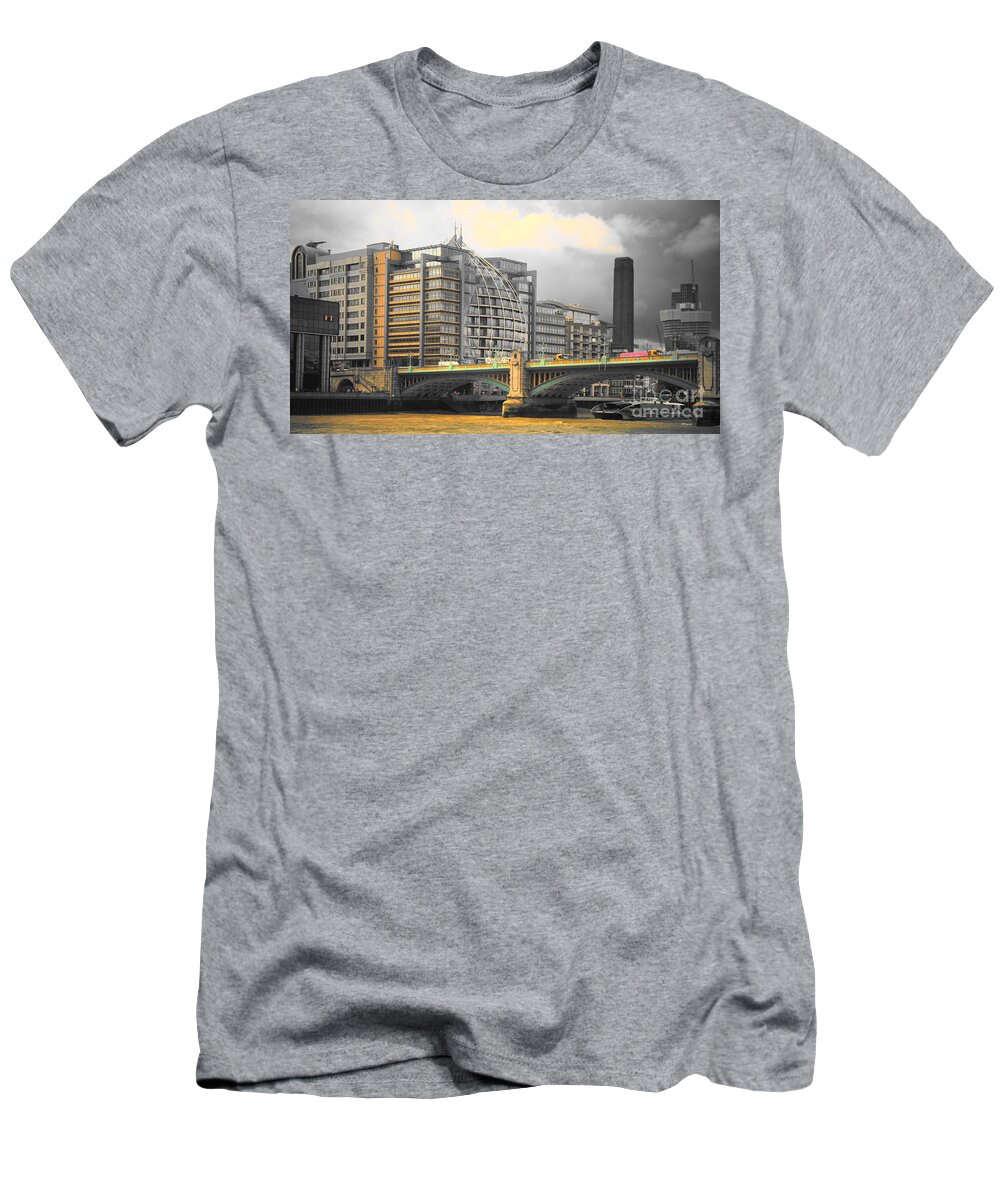 London T-Shirt featuring the photograph London by Therese Alcorn