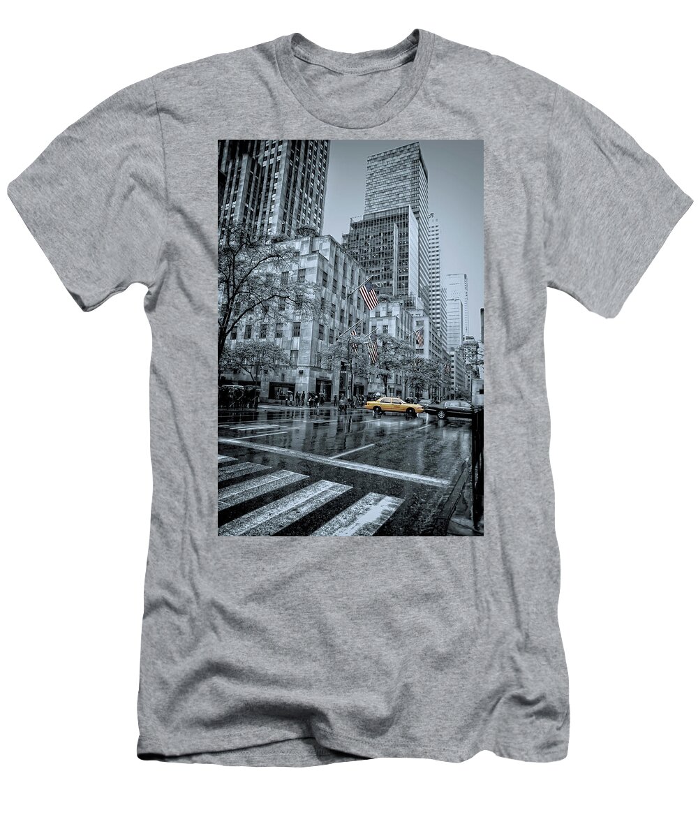 5th T-Shirt featuring the photograph rainy 5th Ave by Joachim G Pinkawa