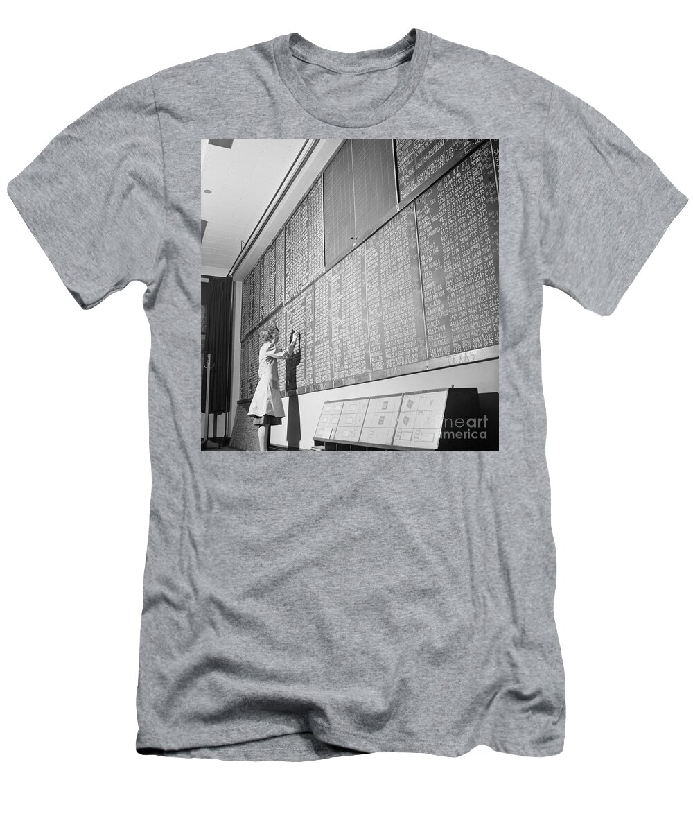 1943 T-Shirt featuring the photograph Chicago Union Station #6 by Delano