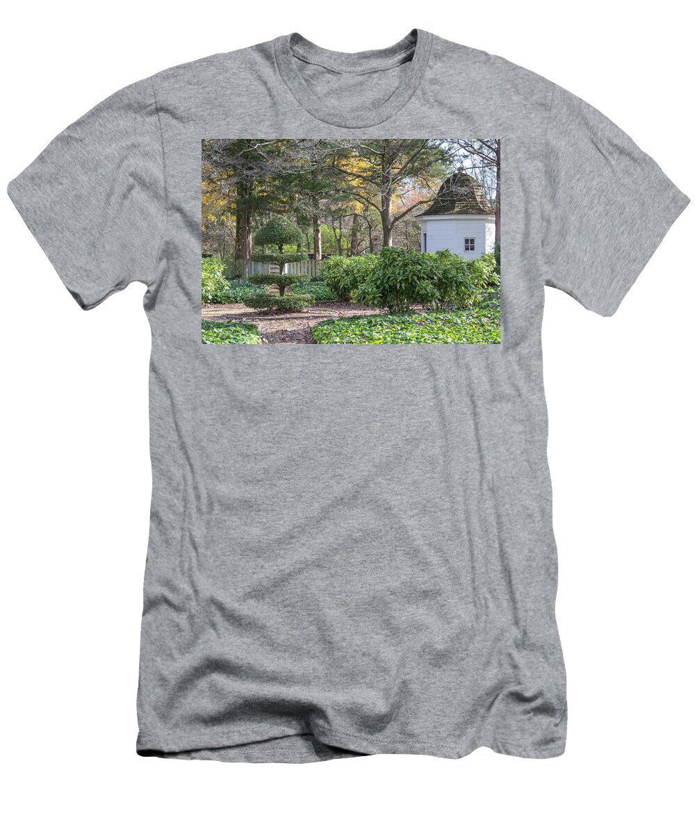 2016 T-Shirt featuring the photograph Topiary in Colonial Williamsburg by Teresa Mucha