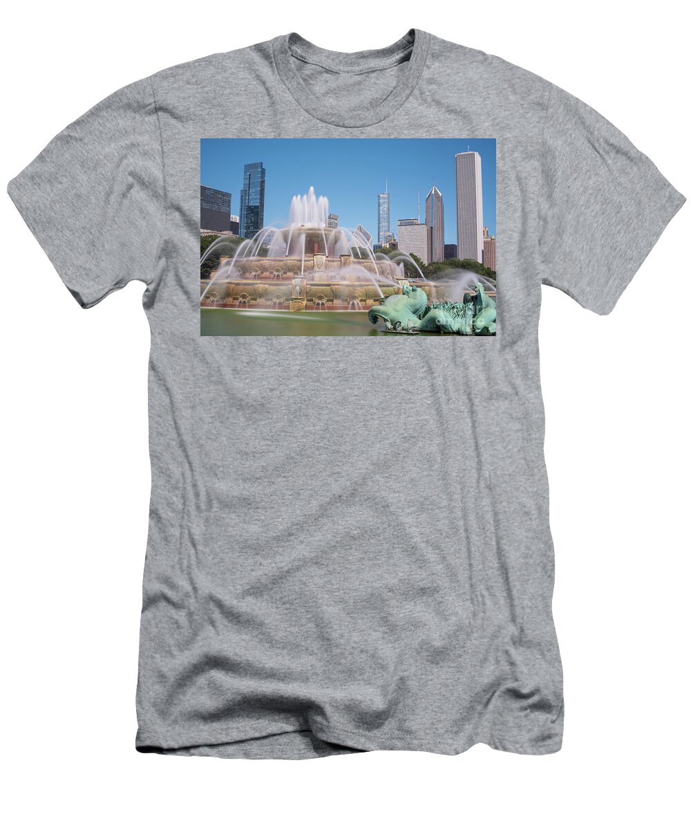 Grant Park T-Shirt featuring the photograph Buckingham Fountain, Chicago #3 by Juli Scalzi