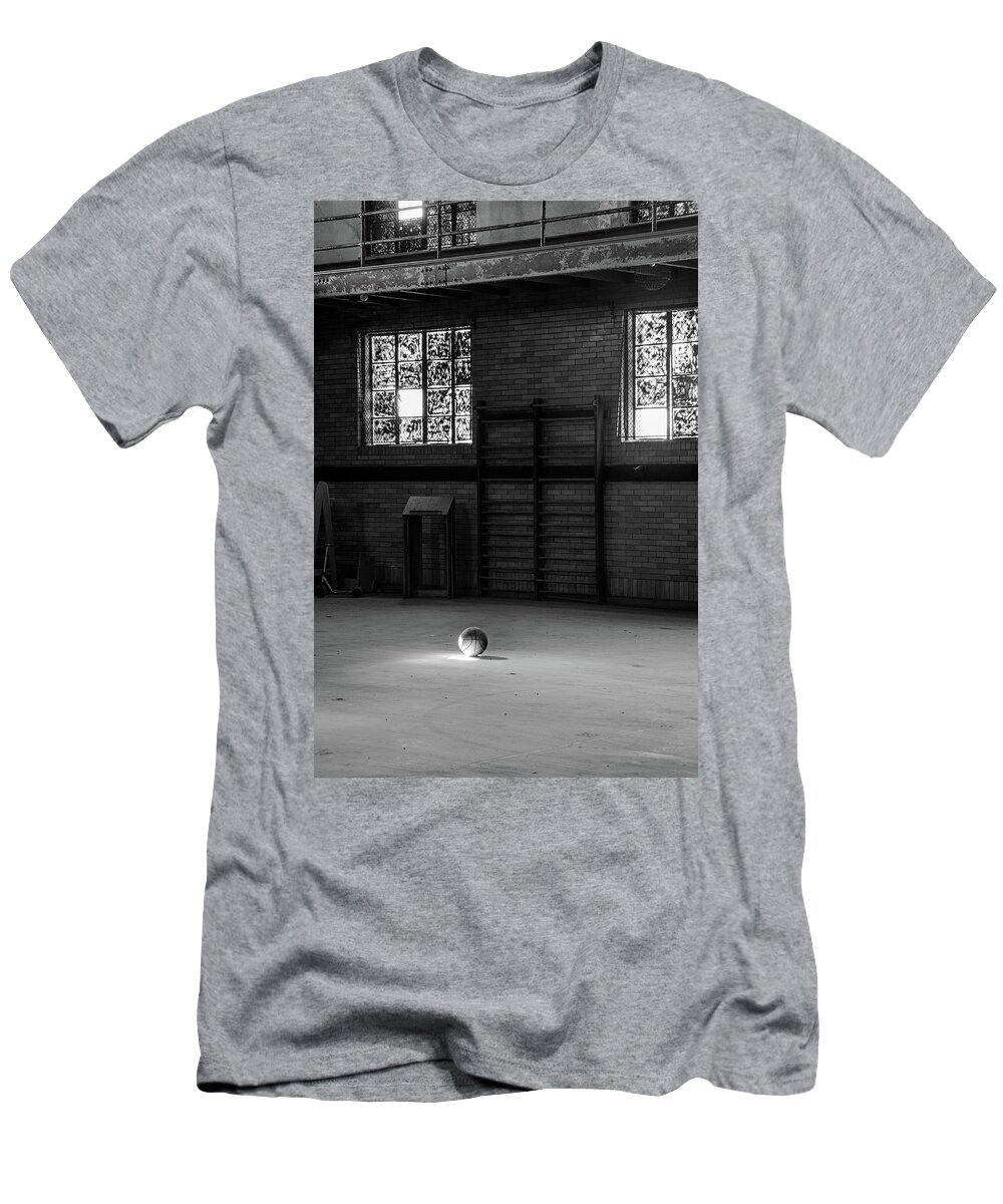 Chattanooga T-Shirt featuring the photograph Waiting to play - black and white by Holt Webb