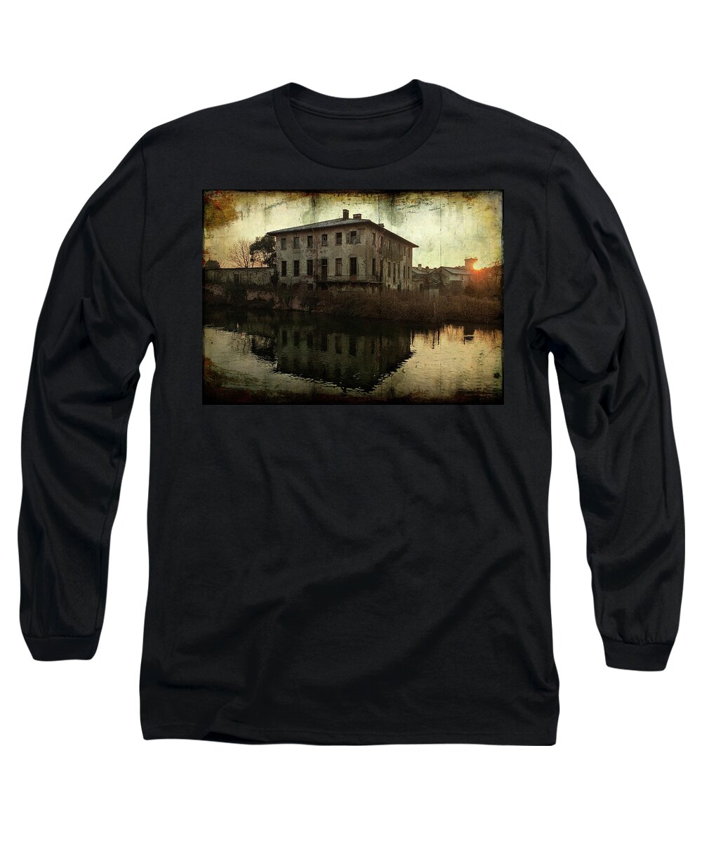 Albairate Long Sleeve T-Shirt featuring the photograph Old house on canal by Roberto Pagani