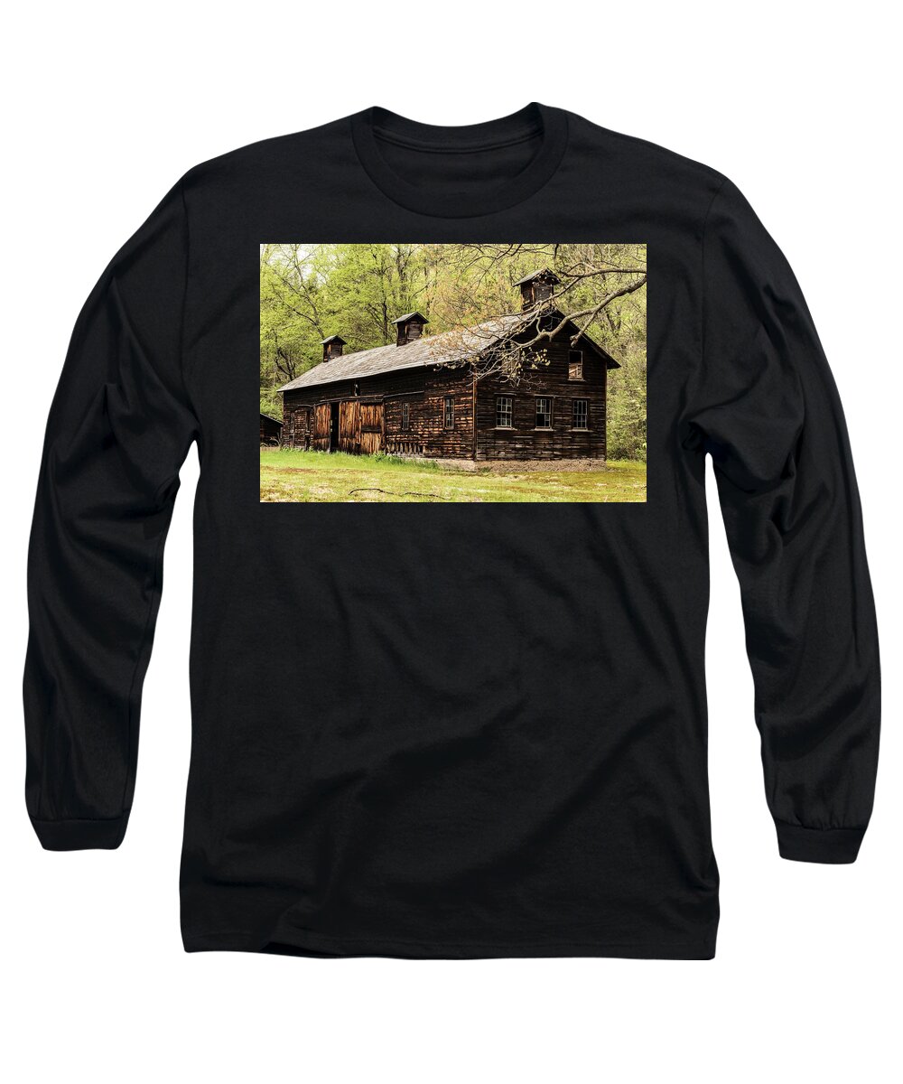  Long Sleeve T-Shirt featuring the photograph Zimmermans Barn #1 by Pamela Taylor