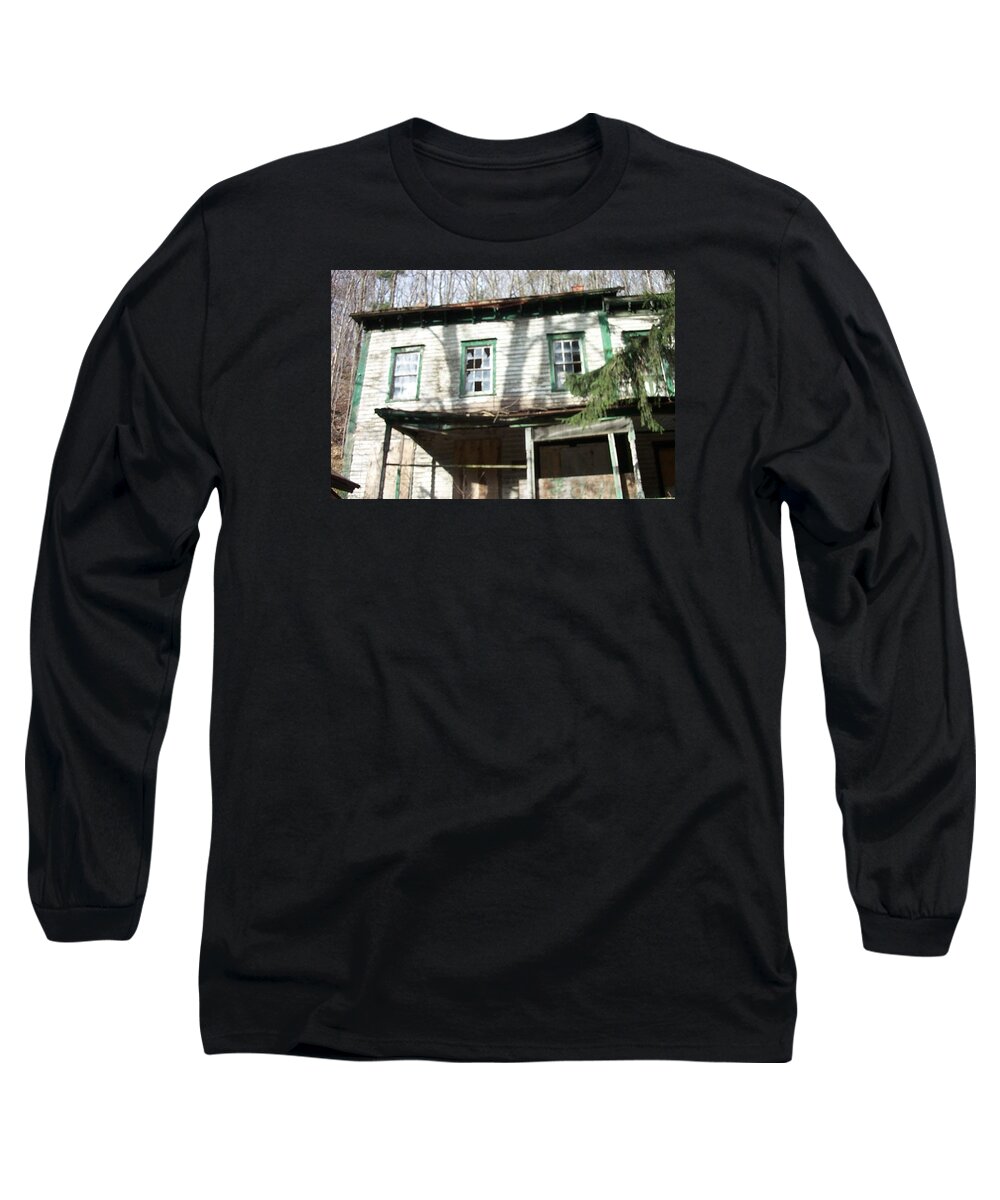  Long Sleeve T-Shirt featuring the photograph Abandoned Homestead by Stephanie Piaquadio