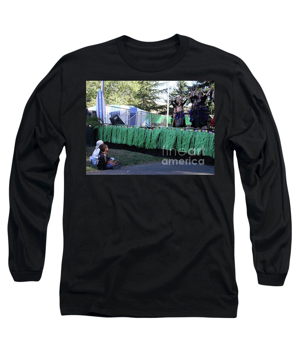 Children Long Sleeve T-Shirt featuring the photograph Mesmerized by those Bellies by Cynthia Marcopulos
