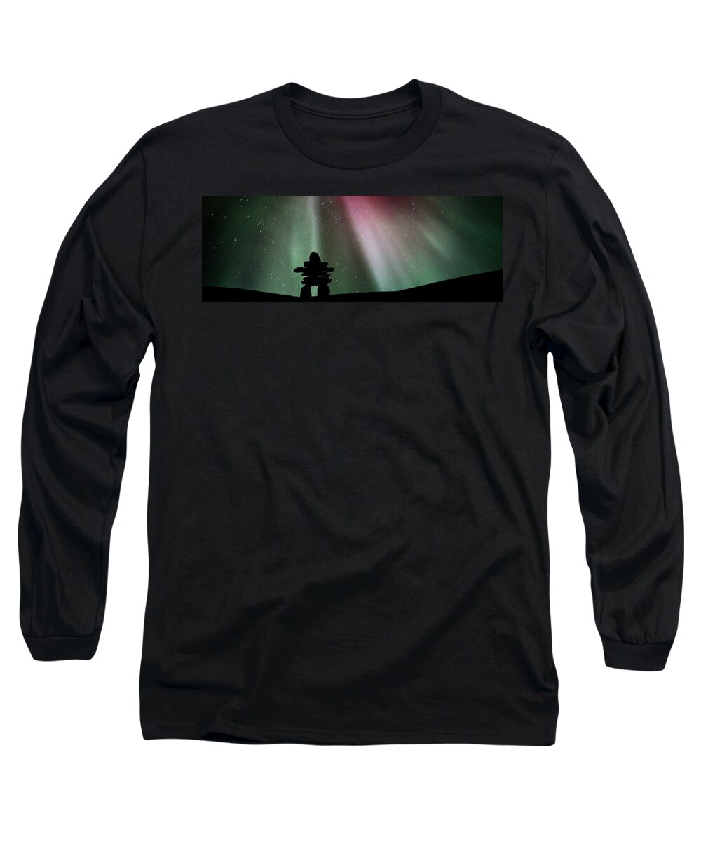  Long Sleeve T-Shirt featuring the digital art Panoramic Inukshuk Northern Lights by Mark Duffy