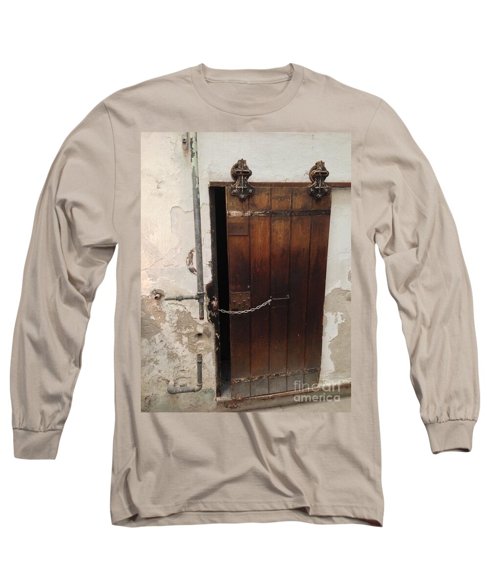 Eastern State Penitentiary Long Sleeve T-Shirt featuring the photograph Knrn0401 by Henry Butz