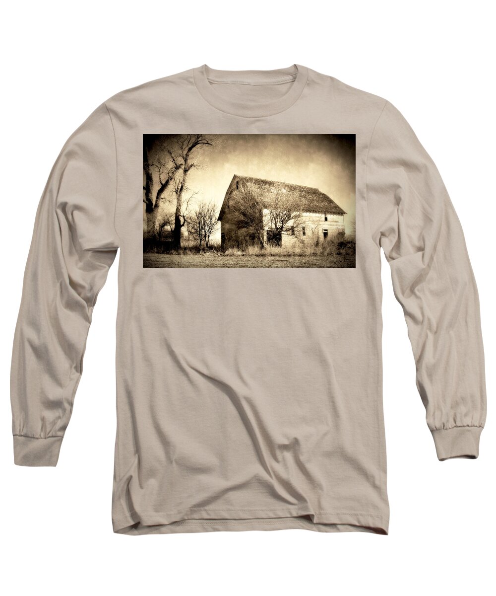 This Is A Wonderful Farm In South Dakota. An Absolutly Perfect Setting Long Sleeve T-Shirt featuring the photograph Block Barn by Julie Hamilton