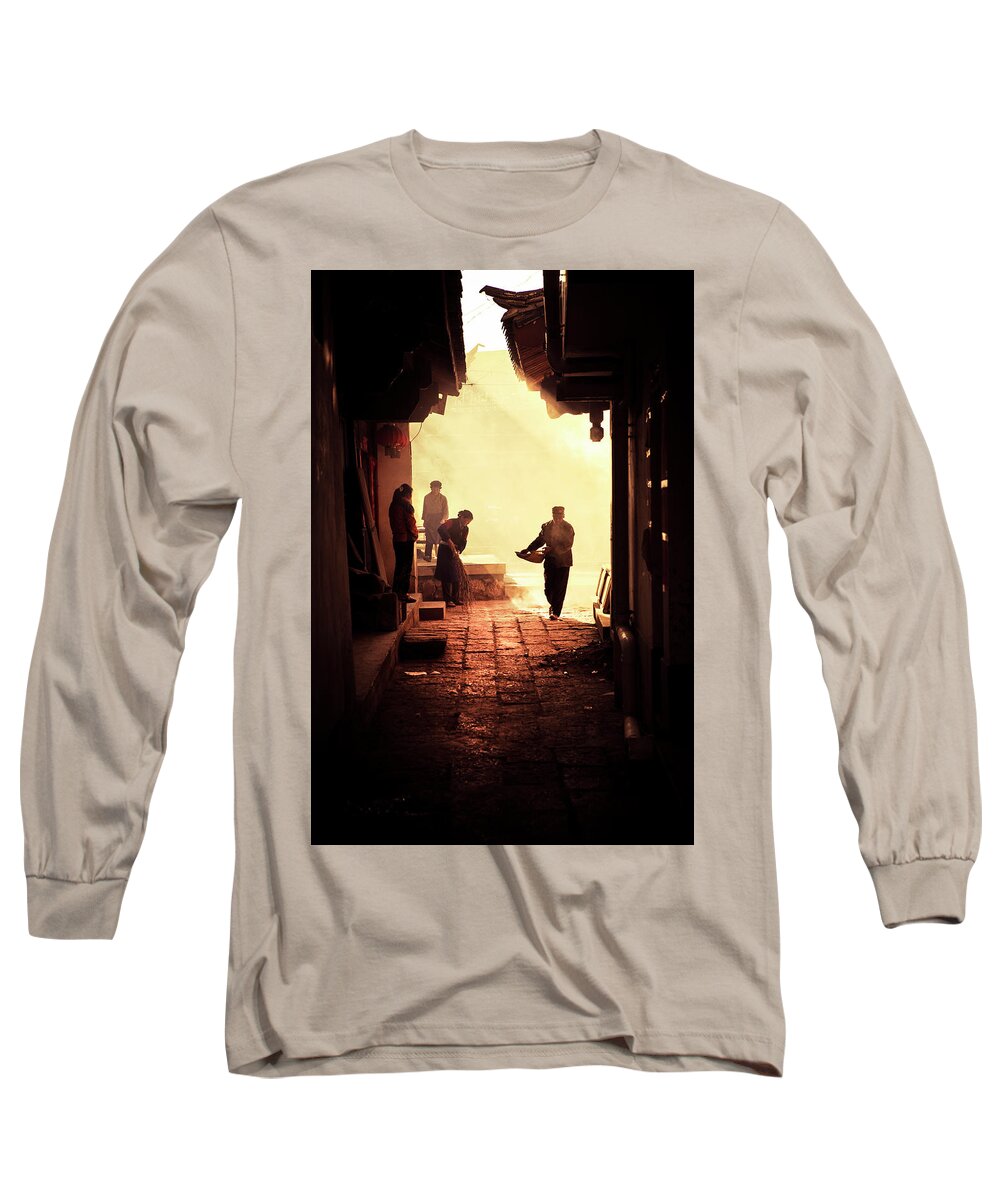 China Long Sleeve T-Shirt featuring the photograph Sweepers by Mark Gomez