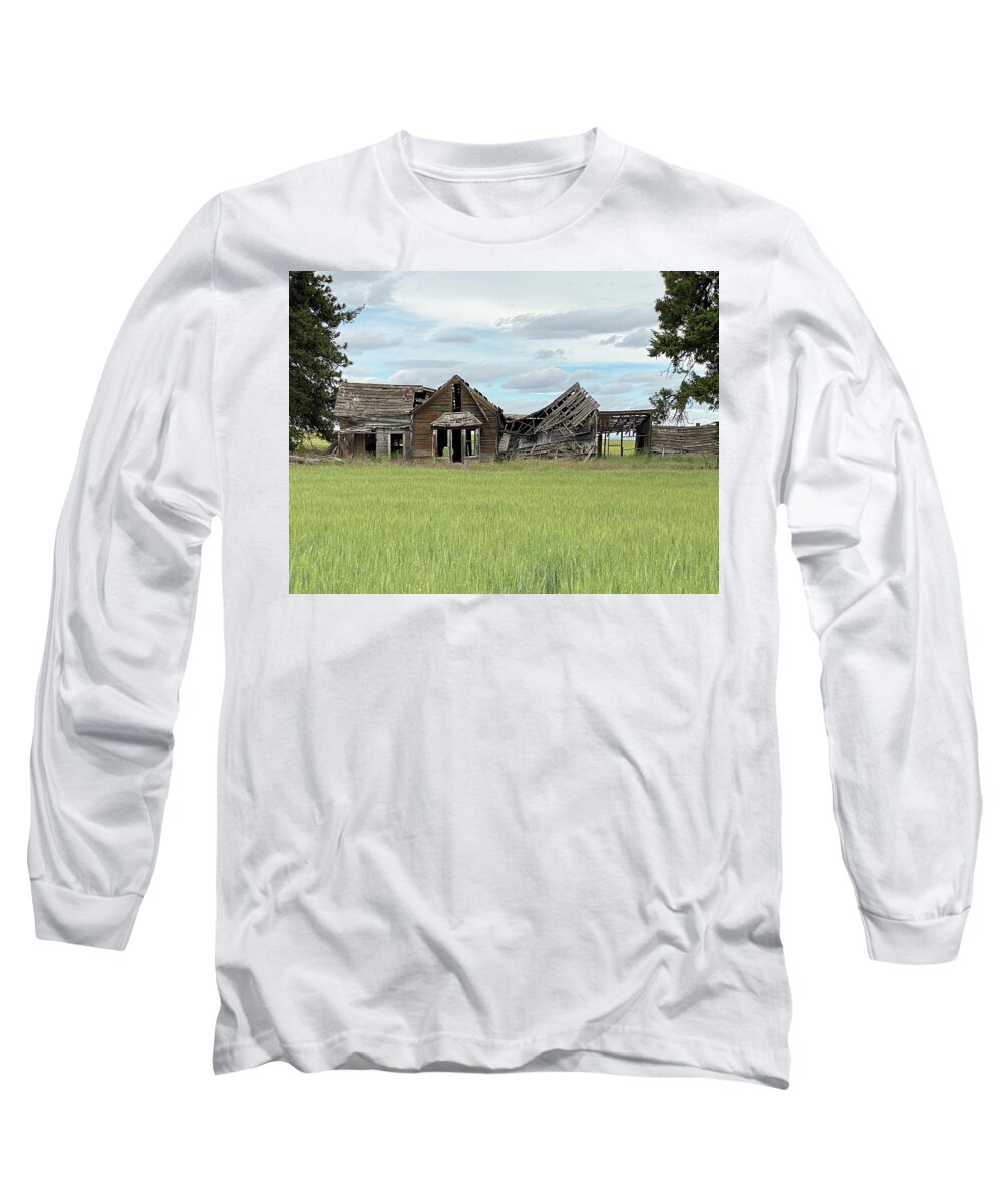 Run Down Long Sleeve T-Shirt featuring the photograph Crumbling Farmhouse by Jerry Abbott