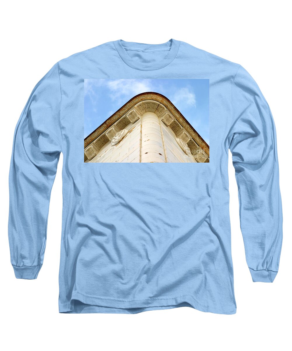 Ventura Long Sleeve T-Shirt featuring the photograph Corner Building by Henrik Lehnerer