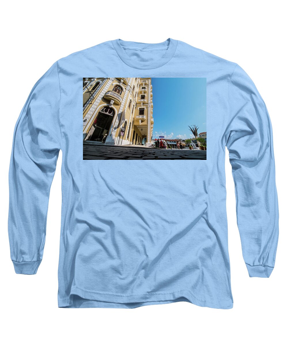 Cuba Long Sleeve T-Shirt featuring the photograph Habana vieja, Cuba by Lie Yim