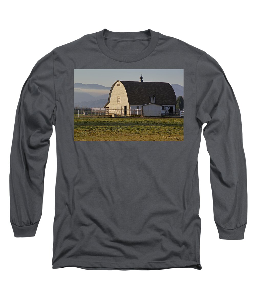 Barn Long Sleeve T-Shirt featuring the photograph Classic Barn near Grants Pass by Mick Anderson