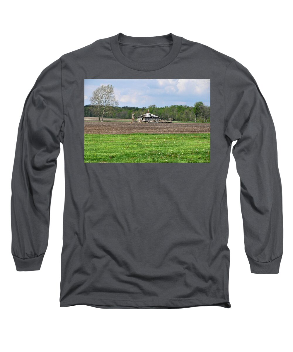 Barn Long Sleeve T-Shirt featuring the photograph Abandoned Farmhouse by John Black