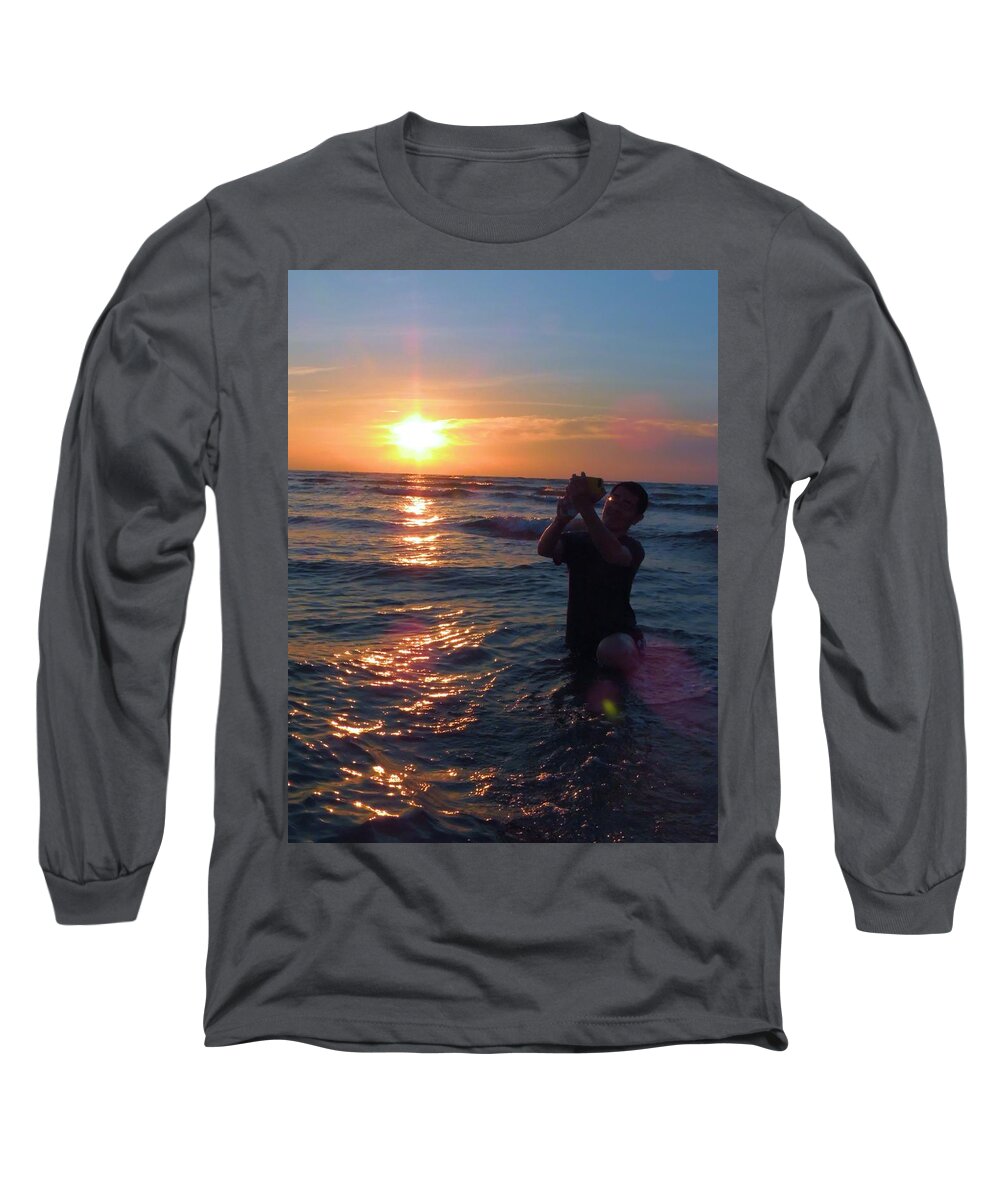 Selfie Long Sleeve T-Shirt featuring the photograph Beauty and the Selfiefish by Vincent Green