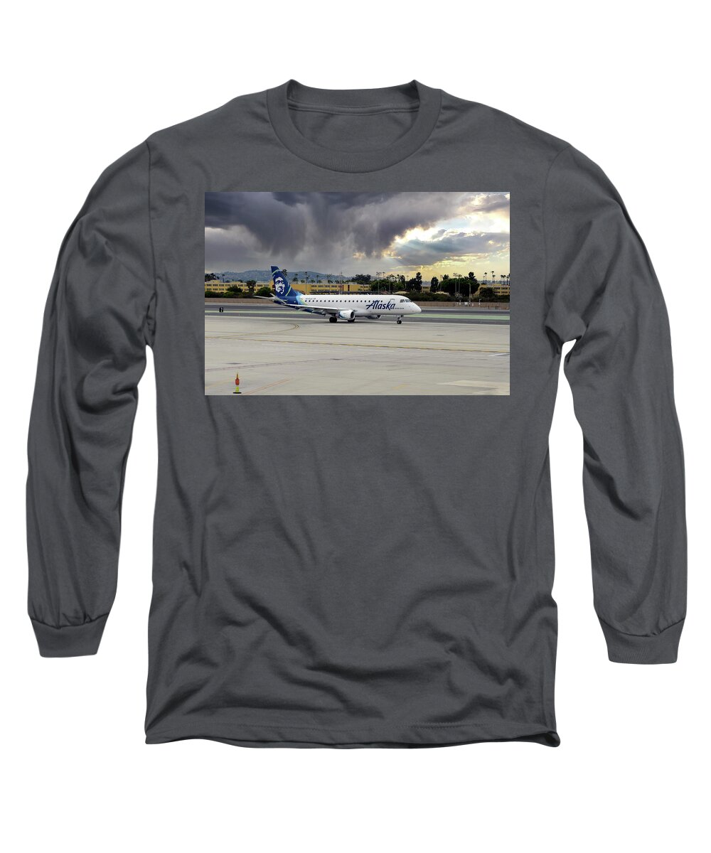 Alaskan Airlines Long Sleeve T-Shirt featuring the photograph Alaskan A320 by Chris Smith