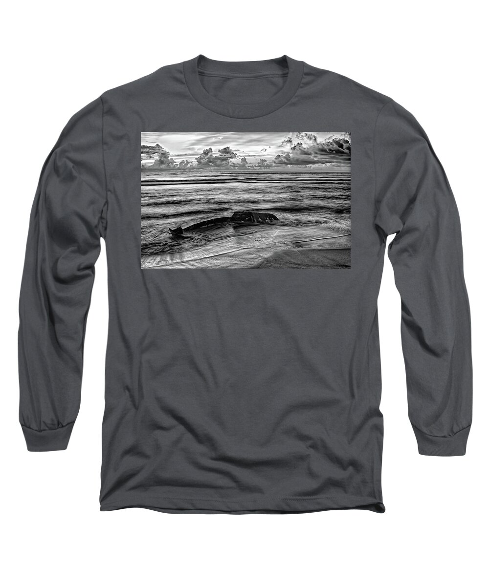 North Carolina Long Sleeve T-Shirt featuring the photograph Saying Goodbye to an Old Friend bw by Dan Carmichael