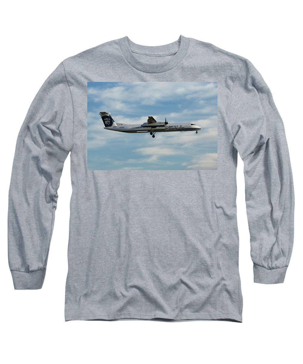 Horizon Long Sleeve T-Shirt featuring the photograph Horizon Airlines Q-400 Approach by John Daly