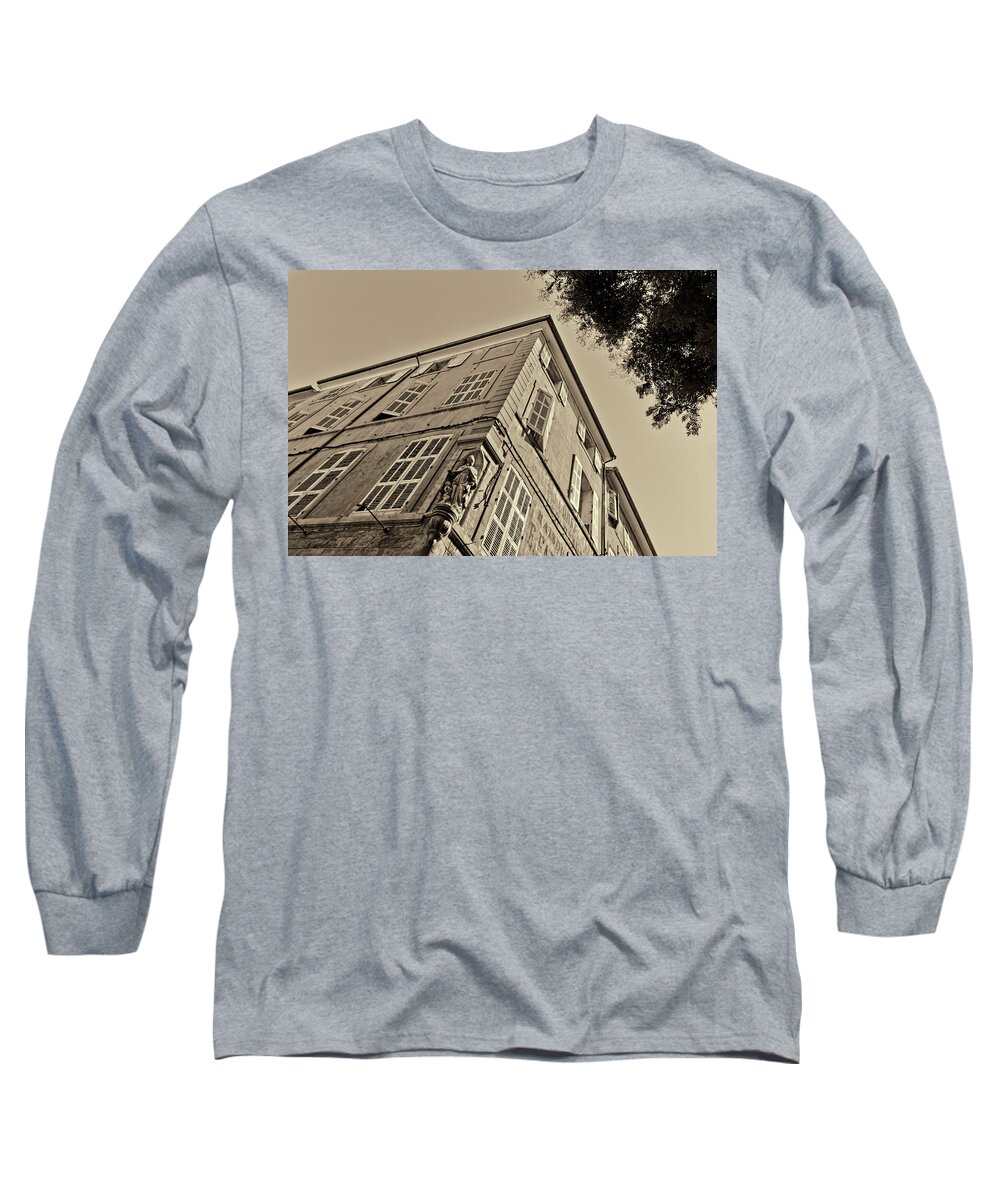 Travel Long Sleeve T-Shirt featuring the photograph Statue in the corner by Roberto Pagani