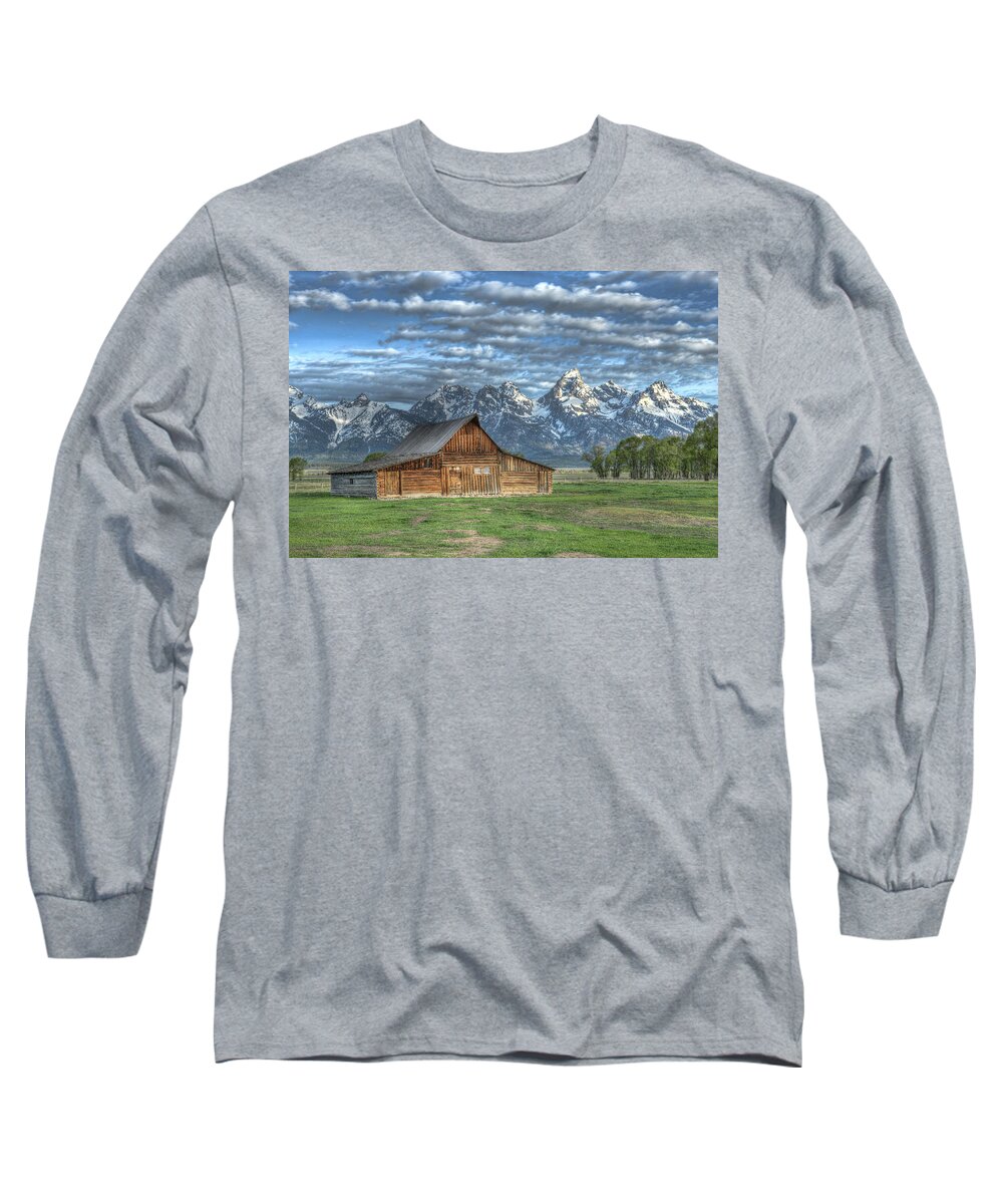 Barn Long Sleeve T-Shirt featuring the photograph Moulton Morning by David Armstrong