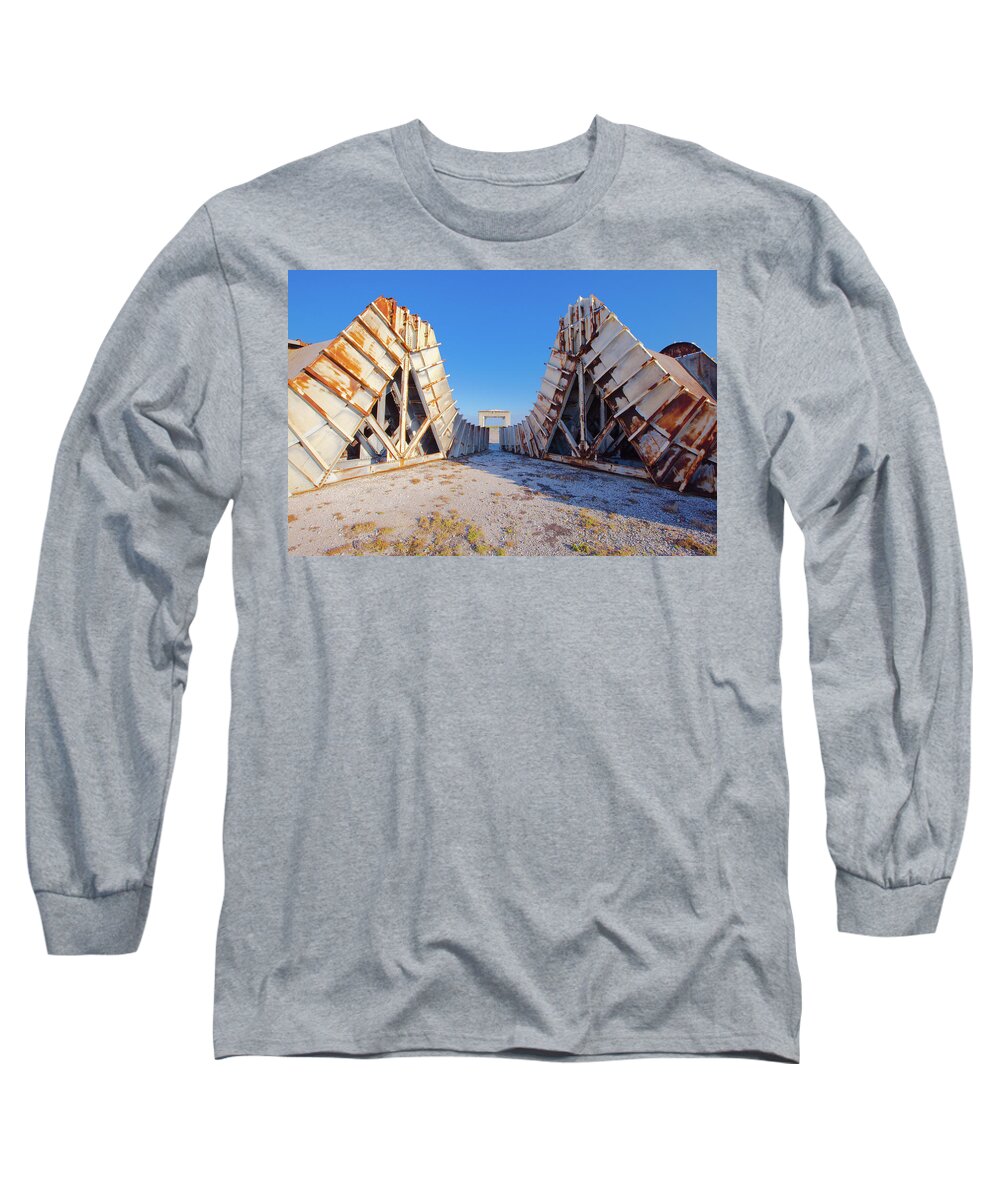 15064 Long Sleeve T-Shirt featuring the photograph Pedestal Between the Deflectors by Gordon Elwell