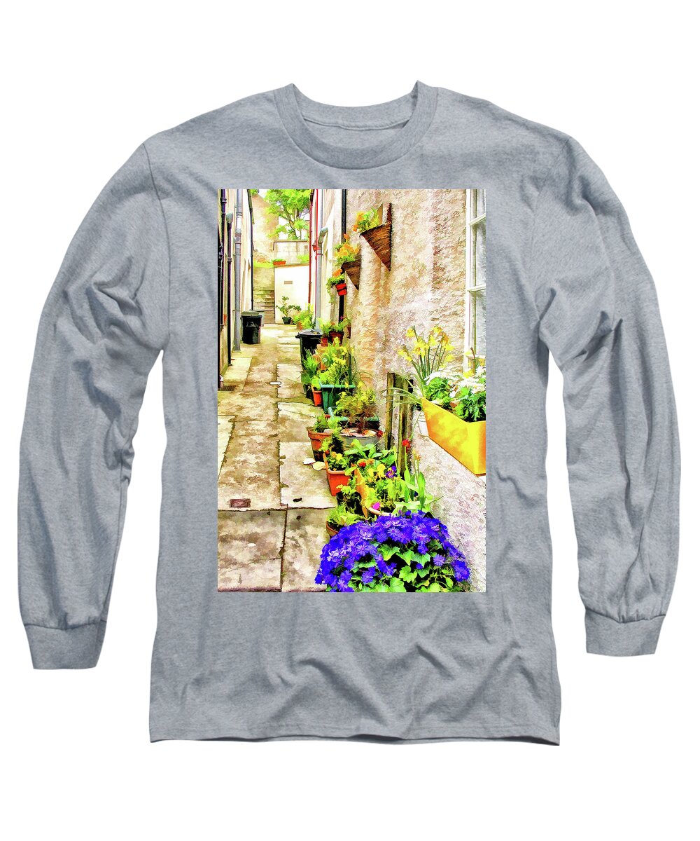 Alley Long Sleeve T-Shirt featuring the photograph Stromness Alley by Monroe Payne