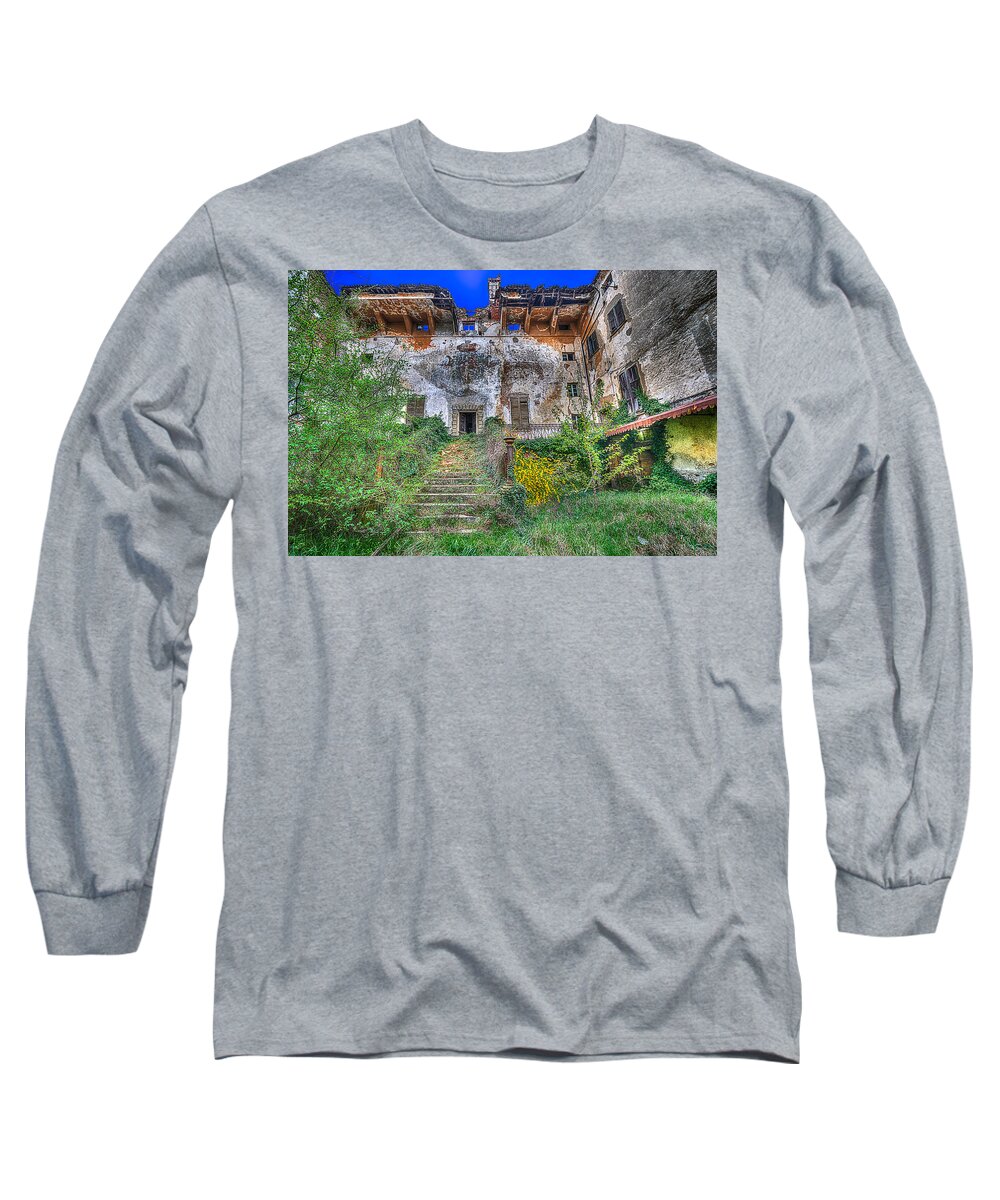 Atmosfera Da Fantasmi Long Sleeve T-Shirt featuring the photograph The Old Ruined Castle by Enrico Pelos