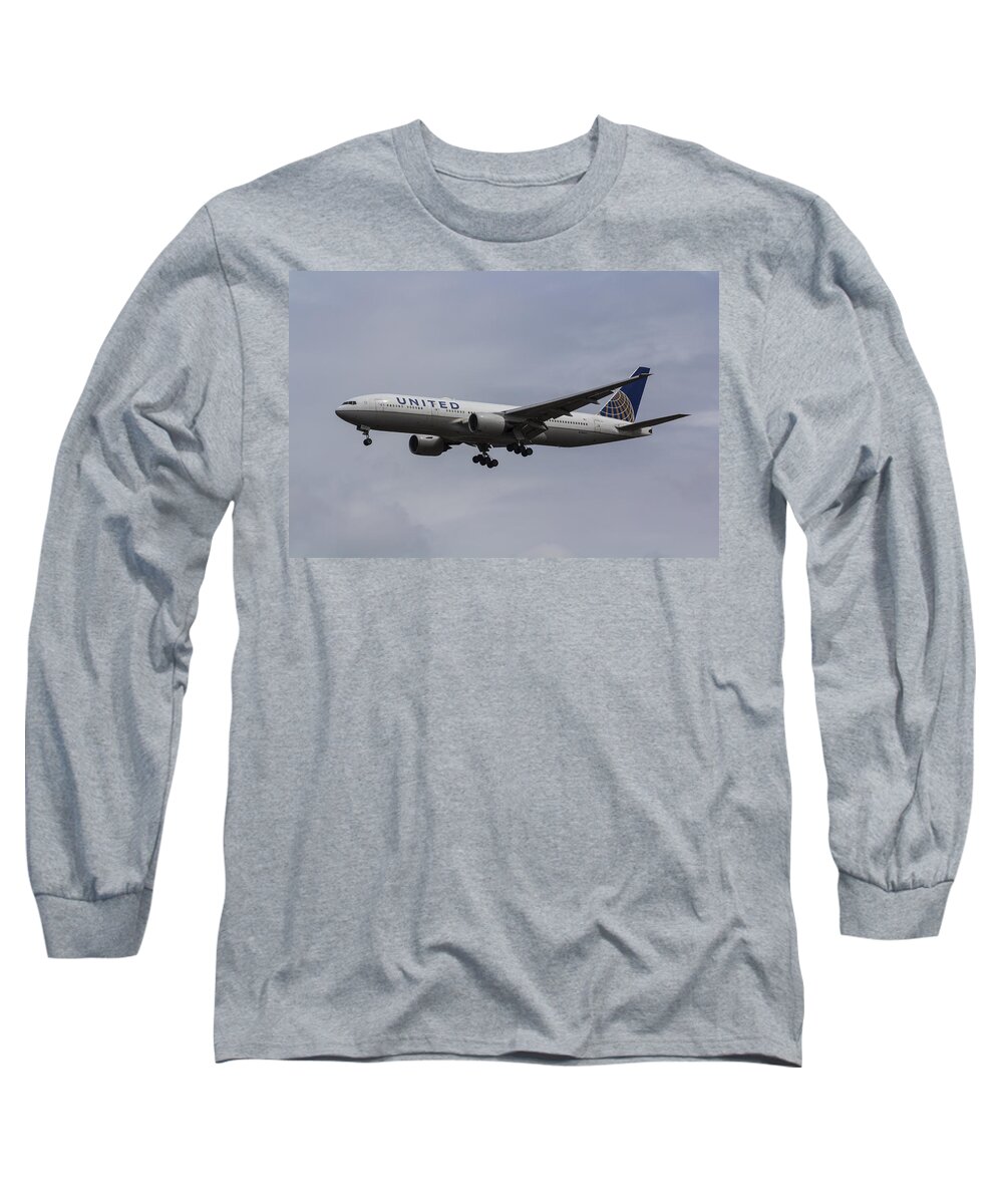 Boeing 777-222 Long Sleeve T-Shirt featuring the photograph United airlines Boeing 777 by David Pyatt