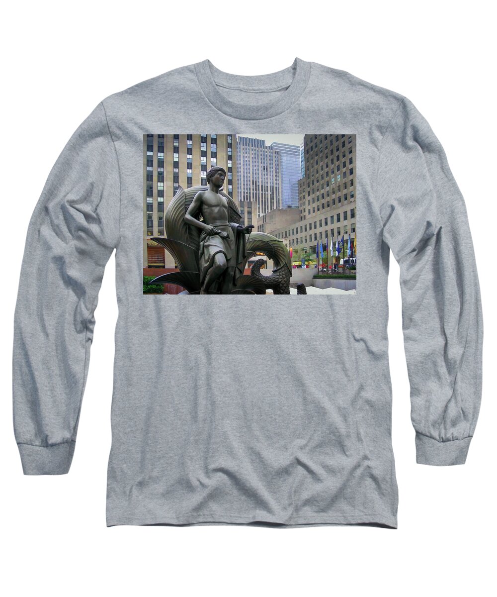 New York City Long Sleeve T-Shirt featuring the photograph Youth at Rockefeller Center by David Thompsen
