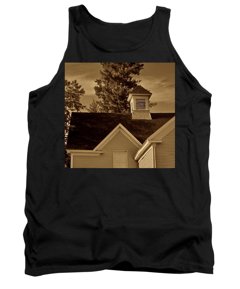 Barn Tank Top featuring the photograph A Corner of New England #1 by Elizabeth Tillar