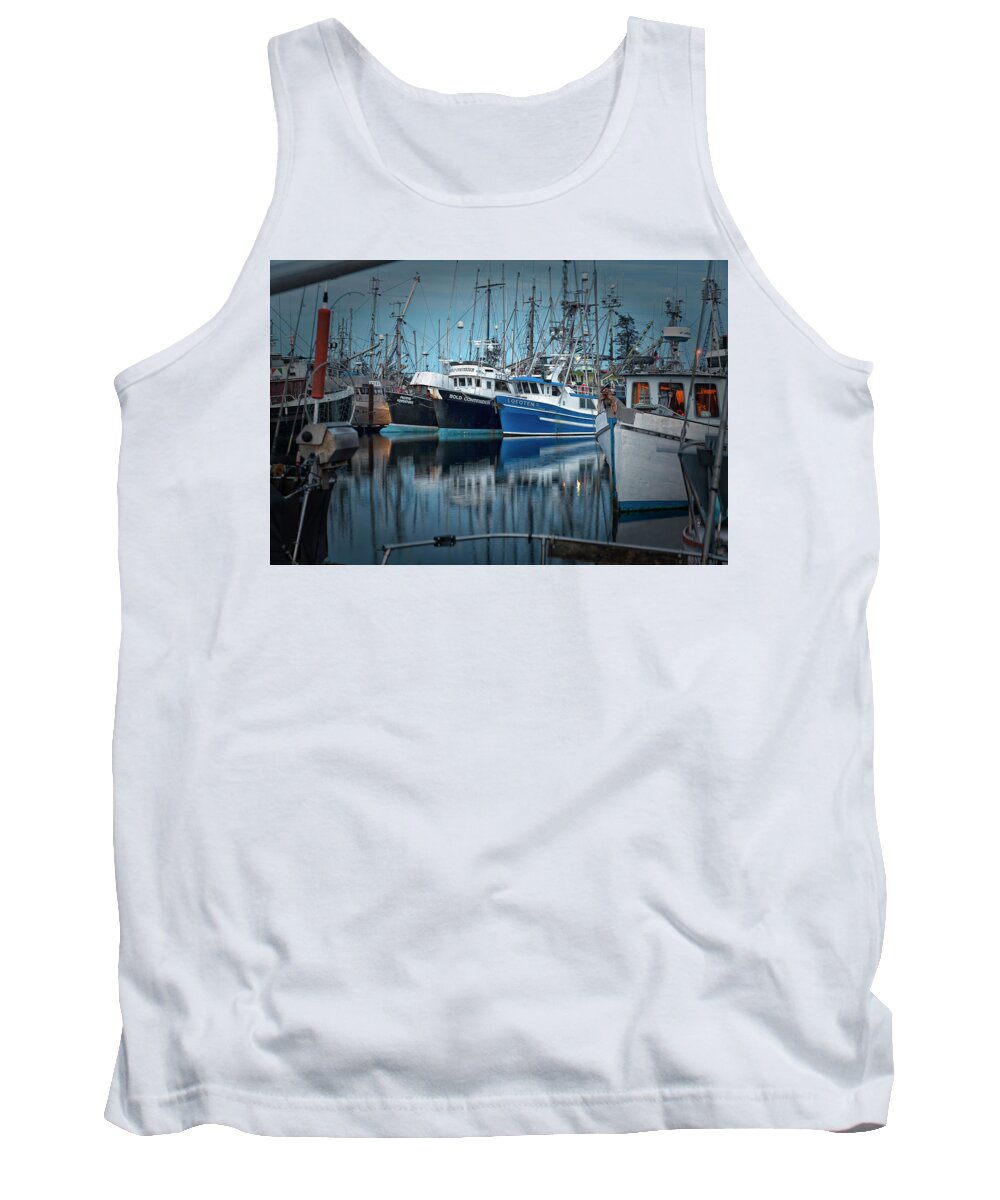 Discovery Harbour Tank Top featuring the photograph Full House by Randy Hall