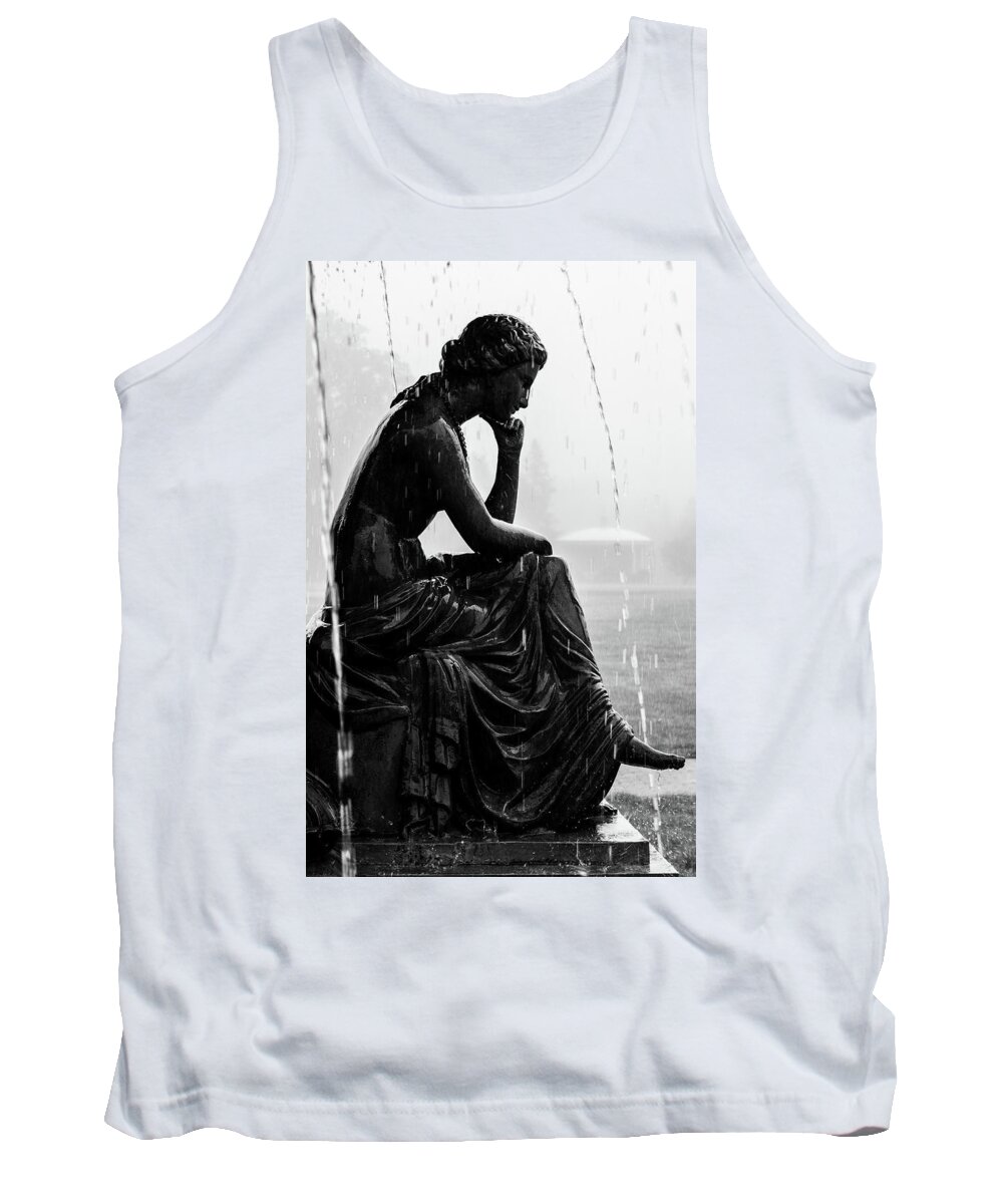 Rice Memorial Fountain Tank Top featuring the photograph Woman of the Fountain by David Pratt