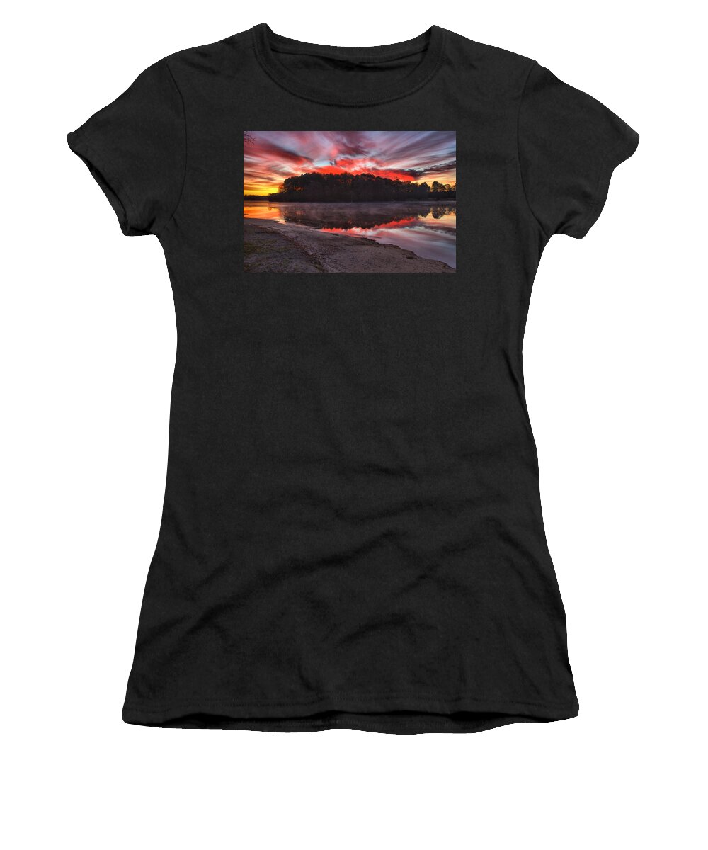7595 Women's T-Shirt featuring the photograph A Christmas Eve Sunrise by Gordon Elwell