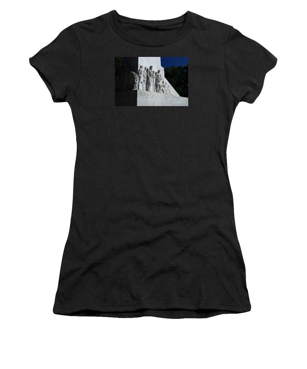 Alamo Cenotaph San Antonio Texas Memorial Women's T-Shirt featuring the photograph Not Forgetting by Richard Gibb