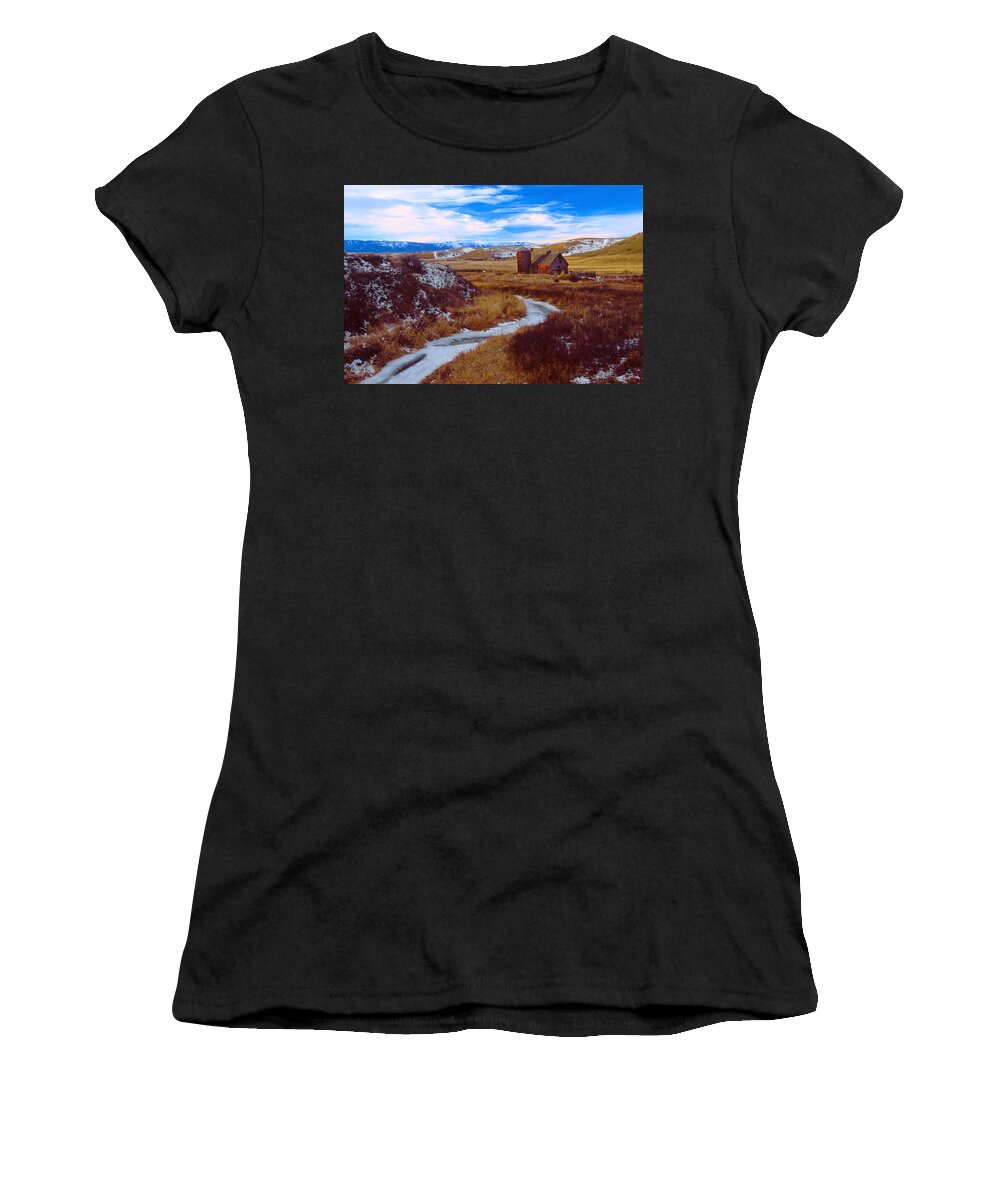 Barn Women's T-Shirt featuring the photograph Willow Creek Barn #1 by Gary Beeler