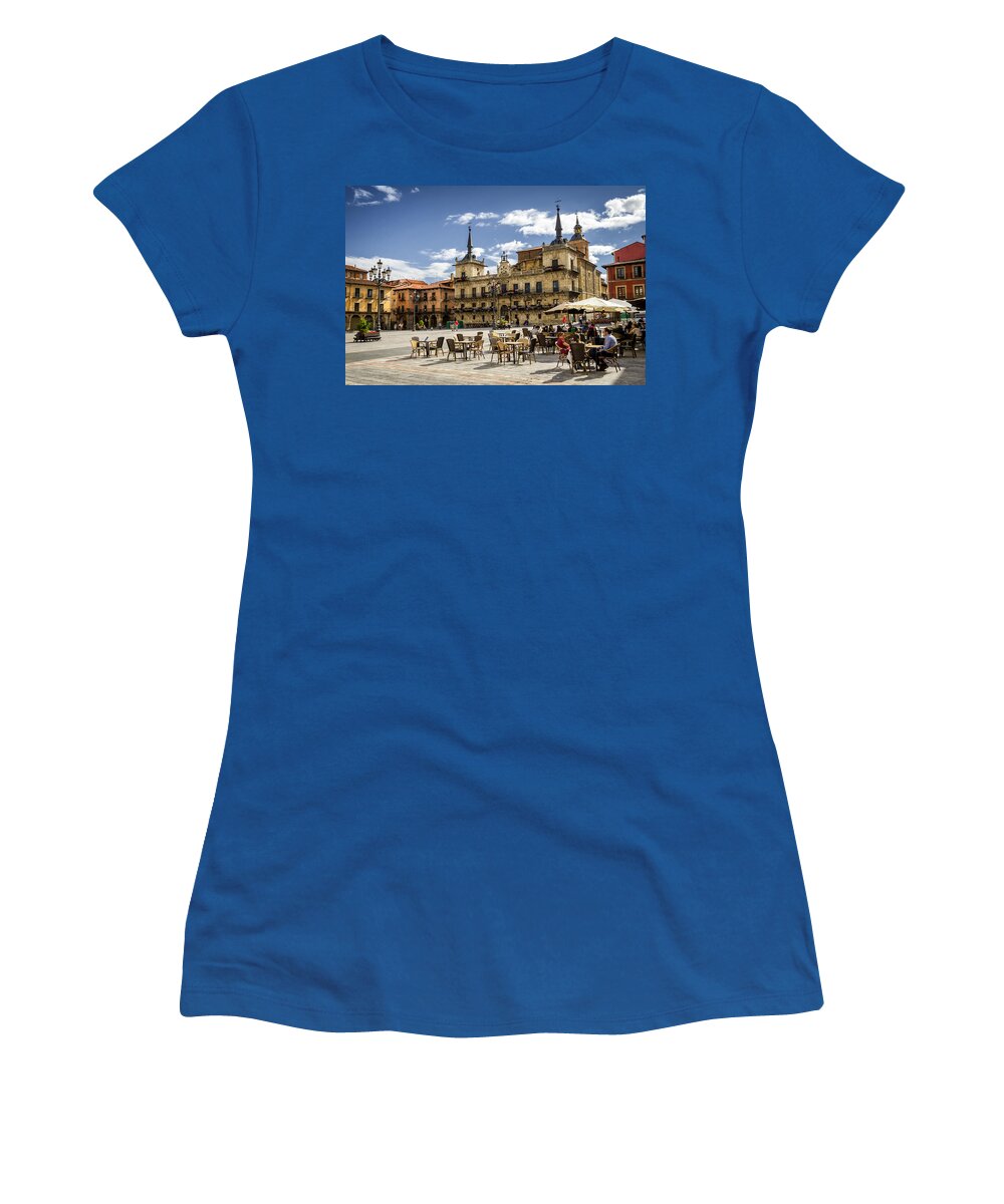 Leon Women's T-Shirt featuring the photograph Leon City Hall by Pablo Lopez
