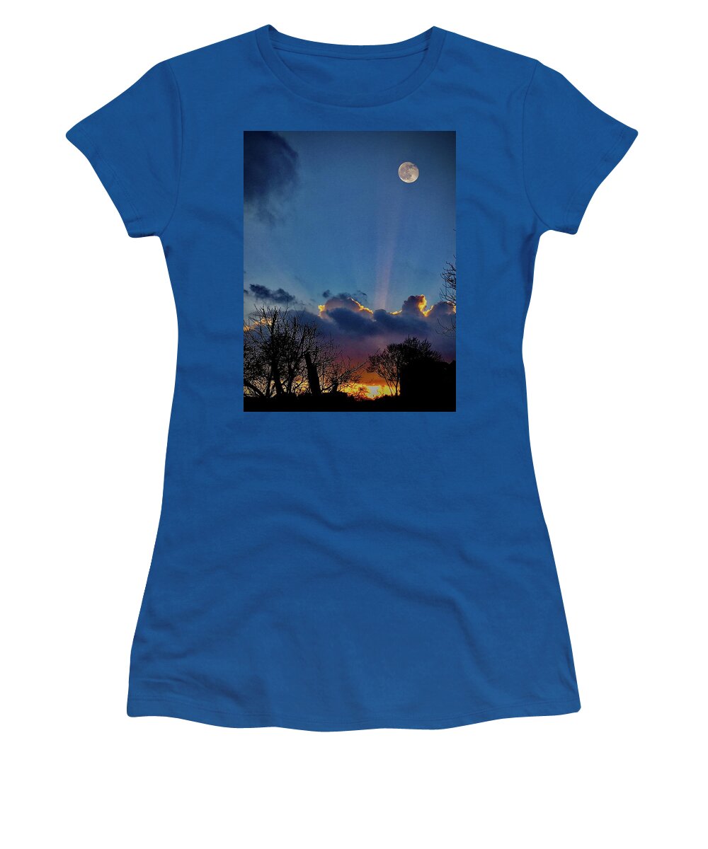 Iphone Women's T-Shirt featuring the photograph Sunsetting Mode by Richard Cummings