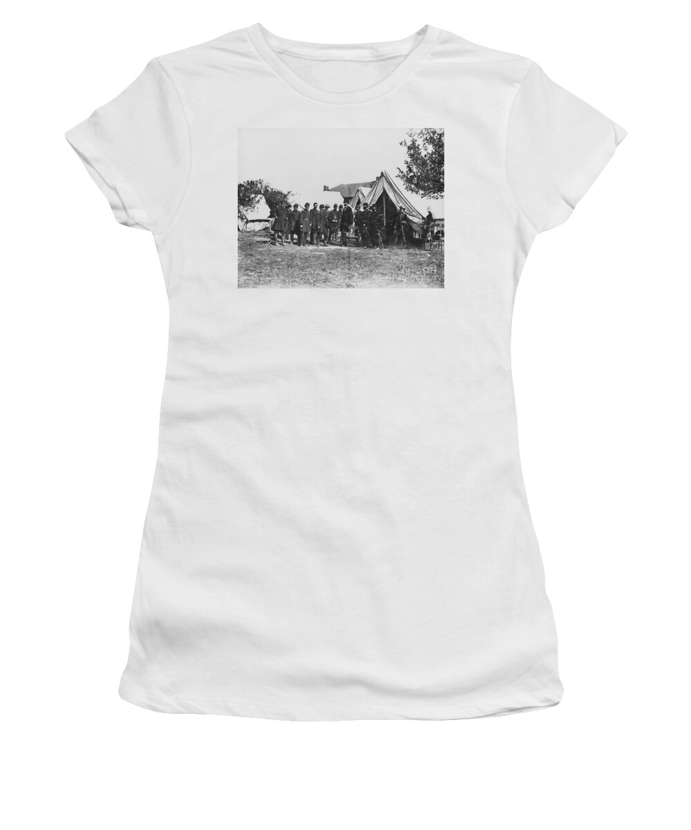 People Women's T-Shirt featuring the photograph Lincoln At Antietam by Photo Researchers
